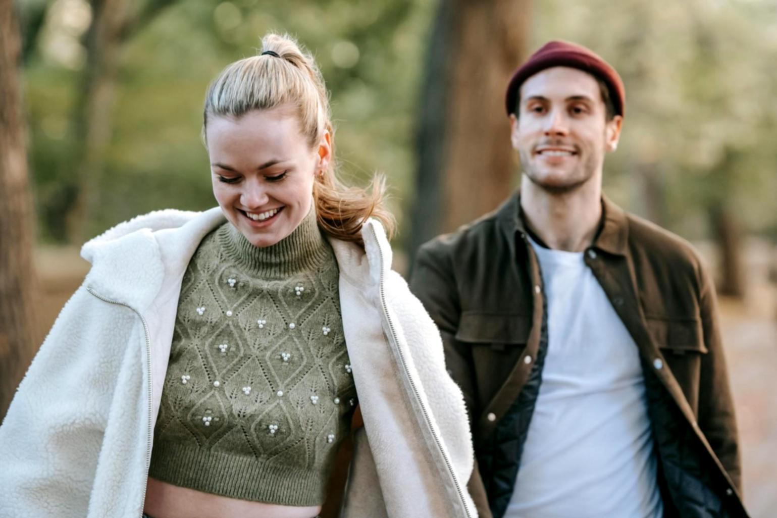 Famille heureuse pratiquant des activités de bien-être ensemble